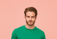 Camiseta 100% Algodón semi-peinado Tapacosturas reforzada en el cuello Cuello con acabado de canalé elastano