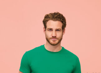 Camiseta 100% Algodón semi-peinado Tapacosturas reforzada en el cuello Cuello con acabado de canalé elastano