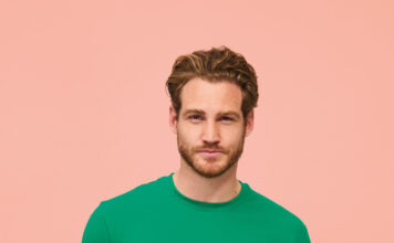 Camiseta 100% Algodón semi-peinado Tapacosturas reforzada en el cuello Cuello con acabado de canalé elastano