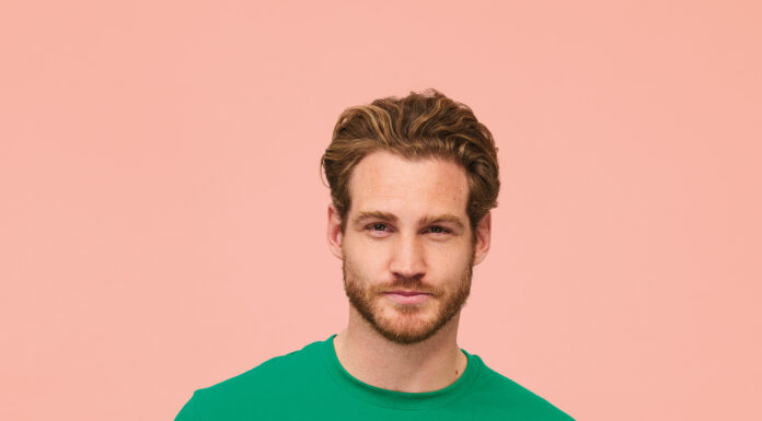 Camiseta 100% Algodón semi-peinado Tapacosturas reforzada en el cuello Cuello con acabado de canalé elastano